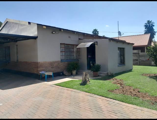 3 BEDROOM HOUSE FOR SALE IN OOS EINDE